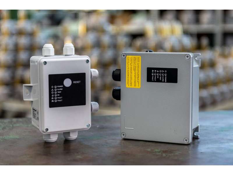 B. Sterowniki i kontrola szczelności